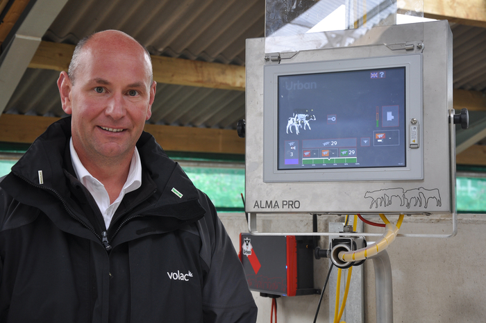 New computerised calf feeder incorporates automatic teat cleaning with disinfection