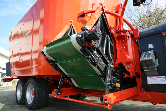 Kuhn’s new Flexilift mixer wagon and Cleanstraw bedder at The Dairy Show
