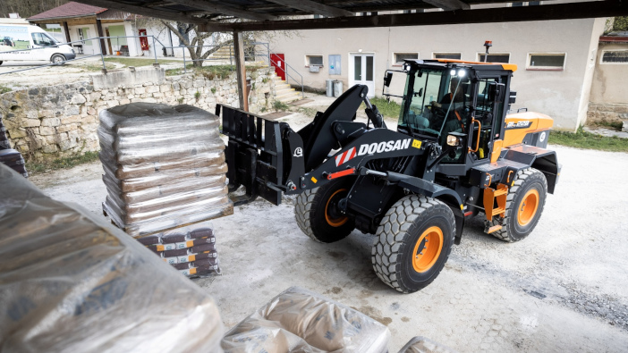 Doosan Infracore Europe welcomes new CEO DL220-7_pic4_red