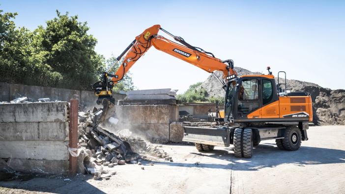 Latest generation wheeled excavators from Doosan DX160W-7_pic1_red