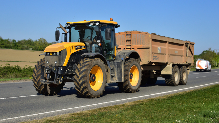 NFU Mutual urges farmers to prioritise safety on the road as haulier shortages impact harvest Witchford,,Cambridgeshire/,England,-,May,2020:,A,Jcb,Fastrac,4220