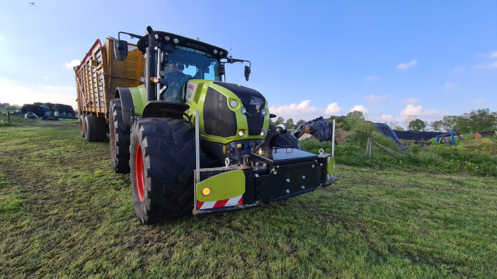 Zurn UK imports Dutch frontweight brand Claas-Axion-870-Veenhuis-Agribumper-Toolbox-line-BL1000-frontgewicht-frontweight-Unicom-oost-cargobox-staubox-6