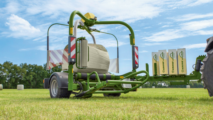 Krone extends wrapper portfolio with a new trailed model Einsatzbild - KRONE EasyWrap 165 T_177659