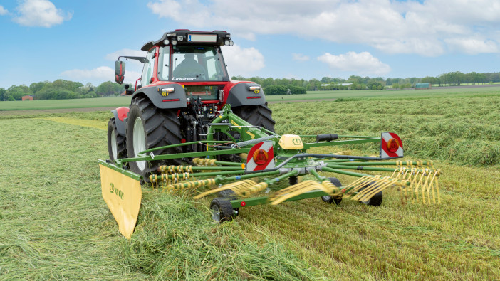 Updated single rotor rake range from Krone Einsatzbild - KRONE Swadro S 460 in Silage_176418