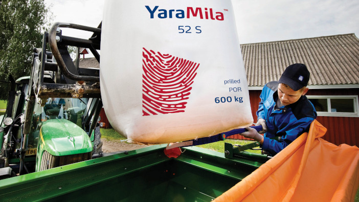 Return on investment key to fertiliser applications this season 52S into spreader