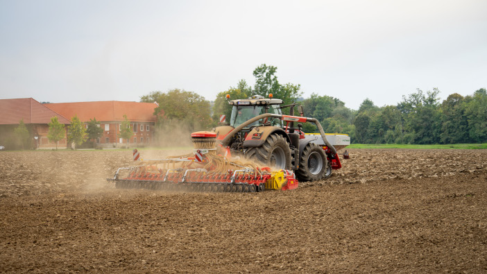 New front hopper seed drill from Pöttinger aerosem_6002_fdd_lion_6002_c_masseyferguson_einsatzaufnahme_210915__dsc8840