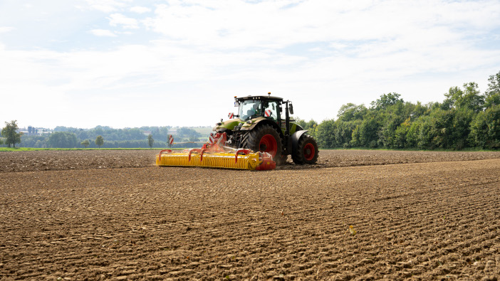 Pöttinger extends folding power harrow range lion_6002_c_claas_einsatzaufnahme_210915__dsc8733-1_pr1_hq
