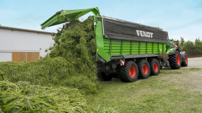 Relocation of Fendt loading wagons _1908624