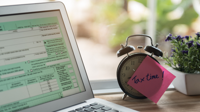 Tax,Time,Post-it,On,Alarm,Clock,And,Individual,Income,Tax