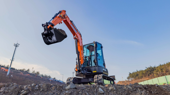 Doosan launches new DX50Z-7 and X55R-7 mini-excavators DX50Z-7_DX55R-7_pic1_red