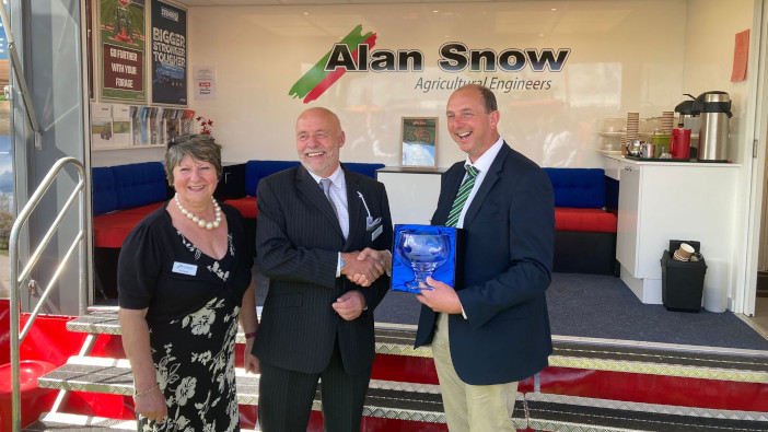 Fendt dealer celebrates 30 years Alan and Di Snow accept dealer award to celebrate 30 years as a Fendt dealer from M Hamer