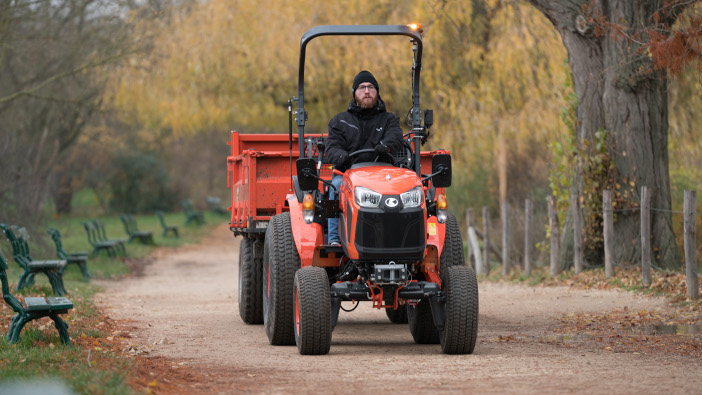 Kubota LXe-261 electric tractor