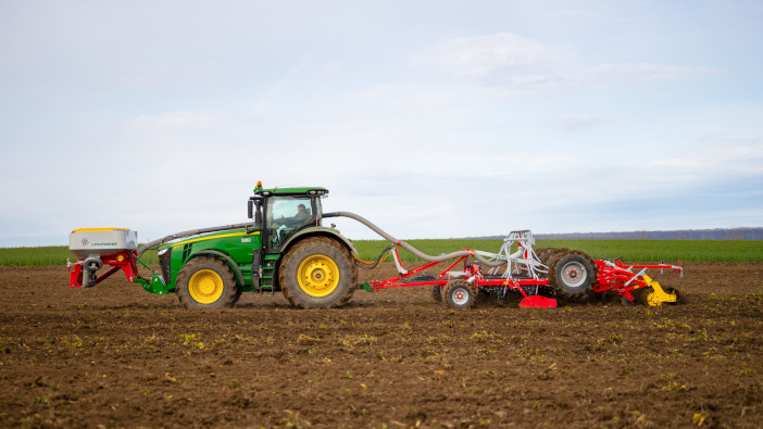 Pöttinger offers cover crop and fertiliser application with Amico F and Terria combination