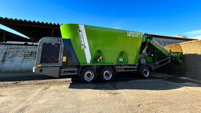 Faresin extends self-propelled feeder wagon range