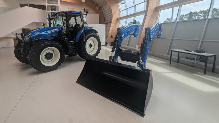 New Holland restyles T5 Dual Command