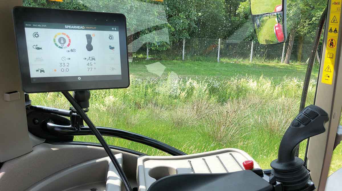 Spearhead verge mower controls