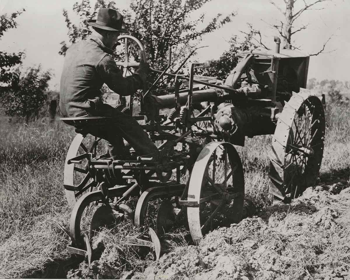 6-12 motor plough in action