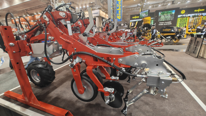 New AI-supported weeding systems from Einböck