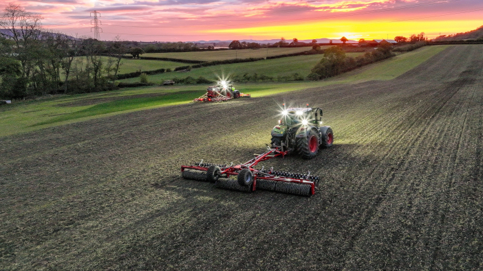 Weaving signs deal with Dalbo